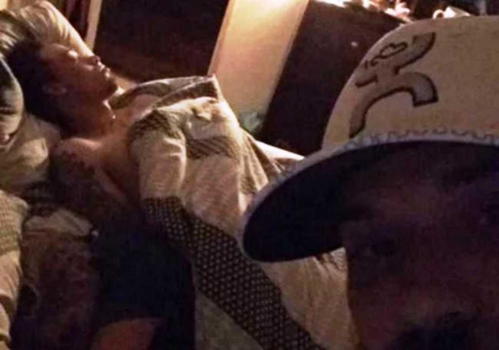 Ao flagrar a namorada em sono profundo com o amante, ele tirou uma selfie sorrindo para a câmera e foi embora / Reprodução Facebook