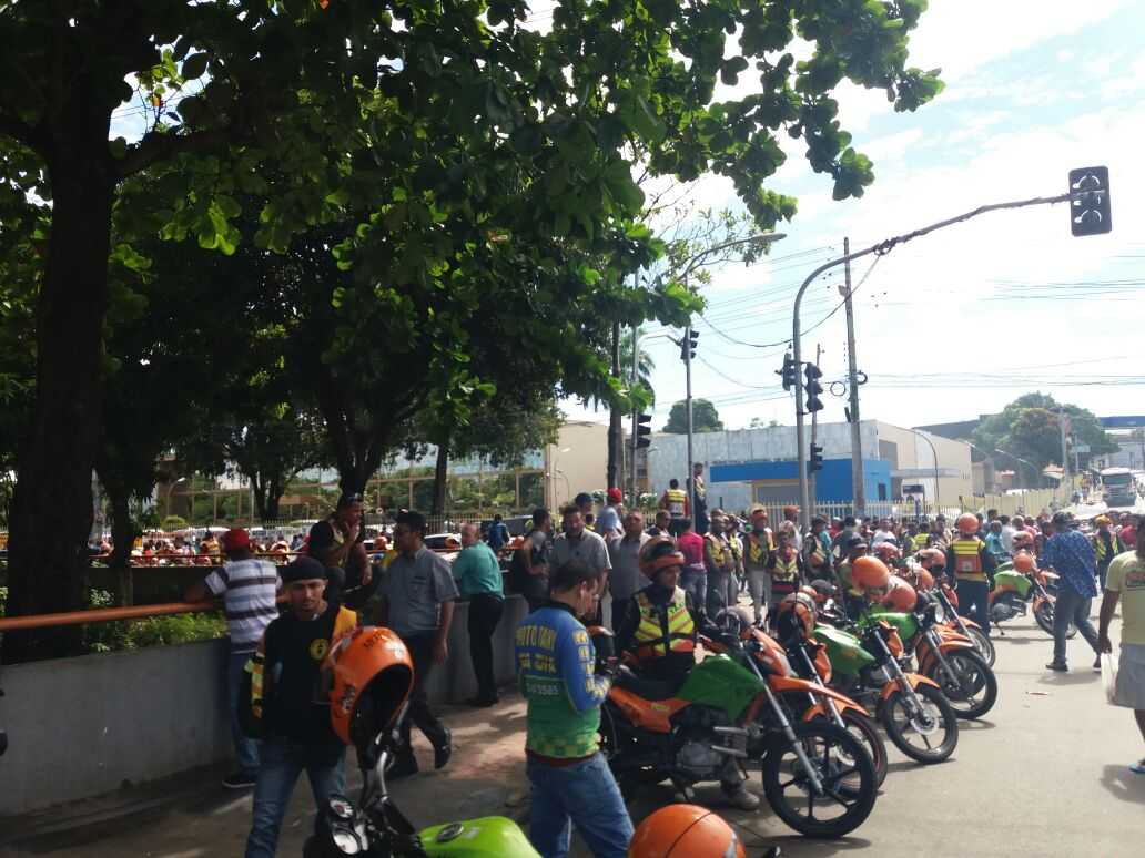 Mototaxistas e taxistas se unem em protesto em frente a sede da Prefeitura de Manaus - Imagem: No Amazonas é Assim