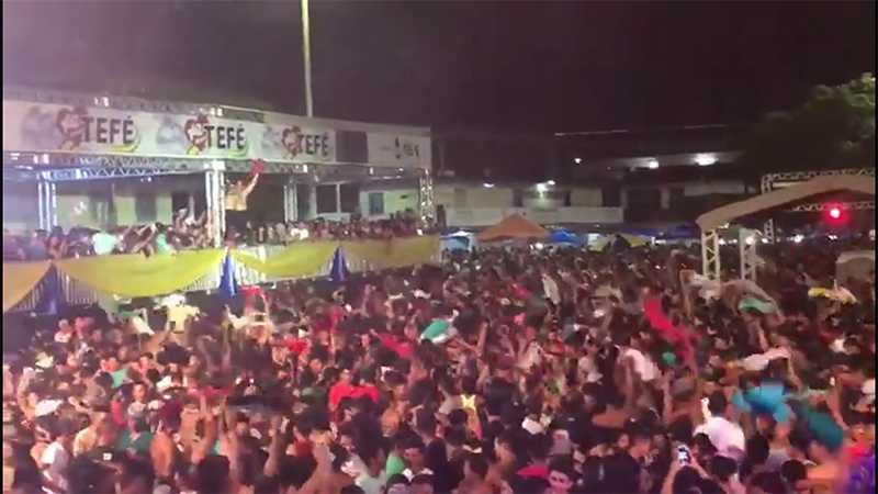 Prefeito Povão : Normando Bessa comemora aniversário de Tefé girando a camisa com a multidão / Reprodução Youtube