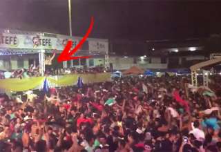 Prefeito Povão : Normando Bessa comemora aniversário de Tefé girando a camisa com a multidão / Reprodução Youtube