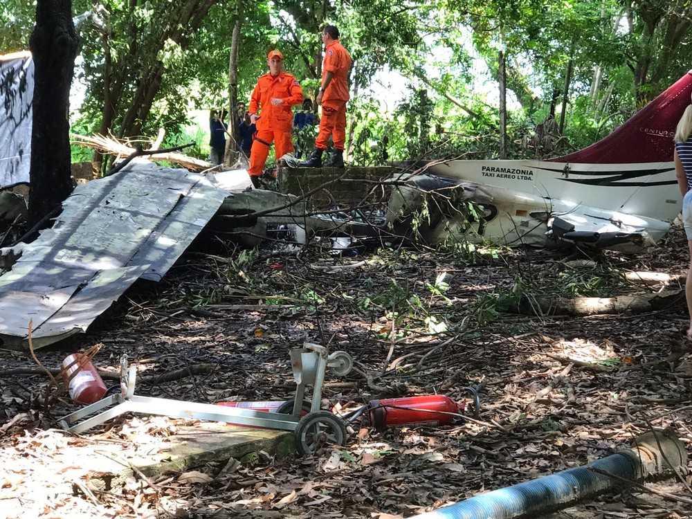 Avião fretado pelo Exército cai e deixa quatro mortos em Roraima - Imagem: Avião caiu em área de mata no fim da pista logo após decolar, diz Defesa Civil (Foto: Inaê Brandão/G1 RR)
