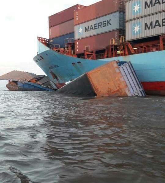 Navio carregado de containers colide com balsa no Rio Amazonas
