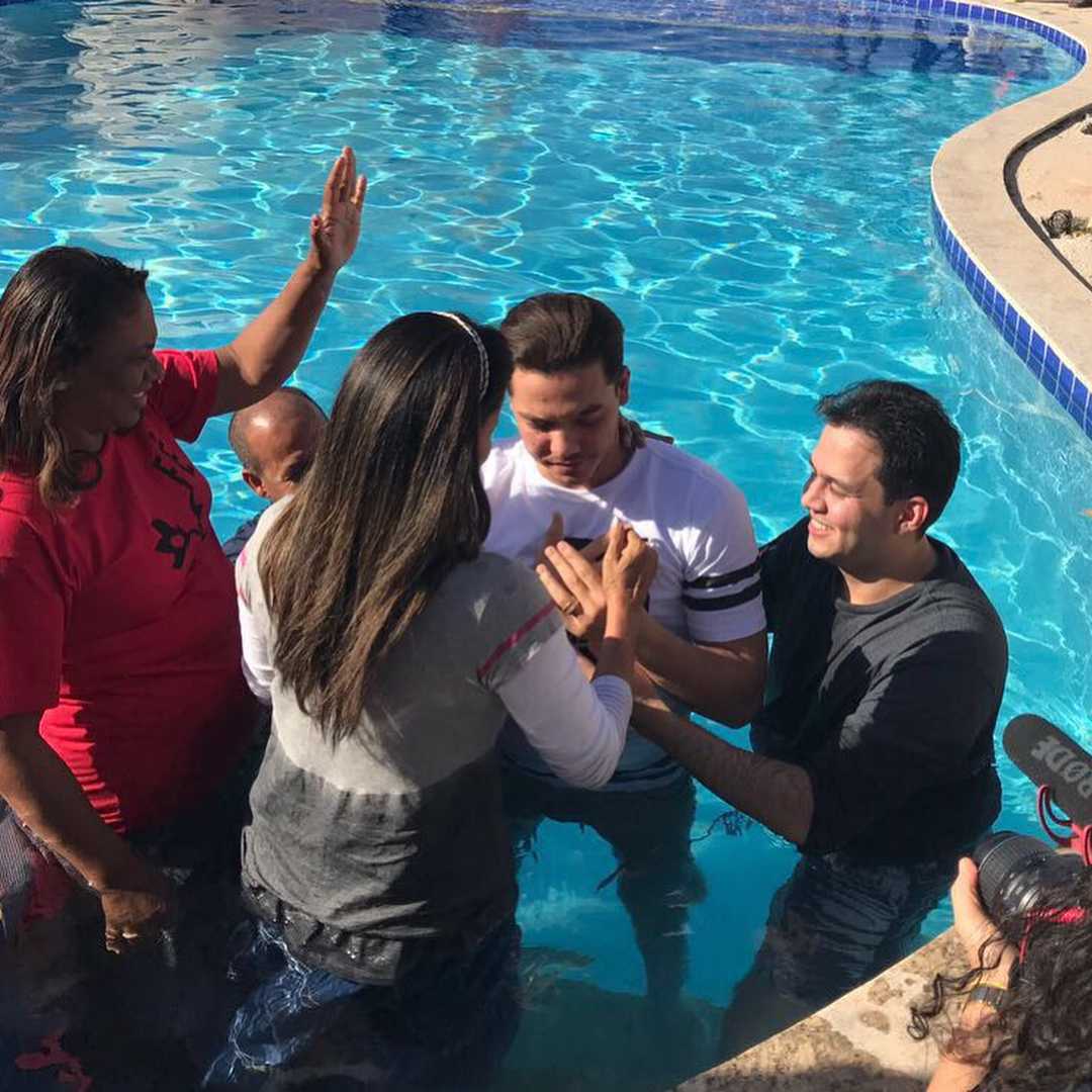 Wesley Safadão é batizado em igreja evangélica durante retiro em Sabará - Imagem: Instagram