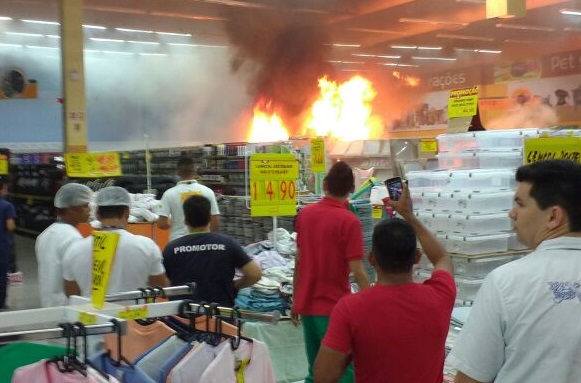 Incêndio em Hiper Supermercado assusta clientes em Manaus