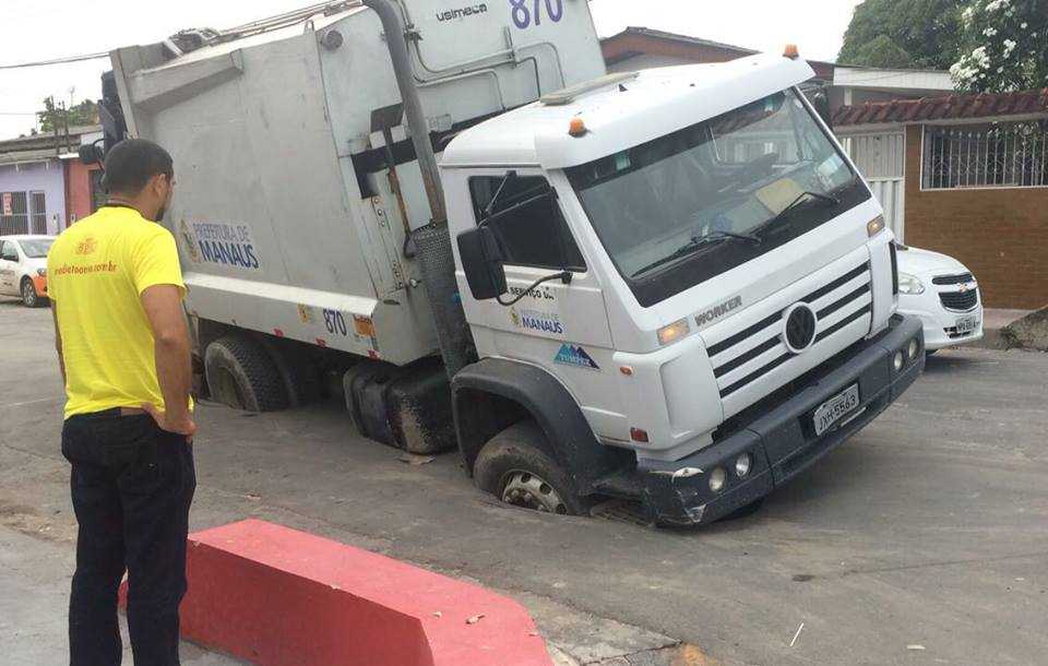 Asfalto cede e veículo afunda em rua de Viçosa / Divulgação