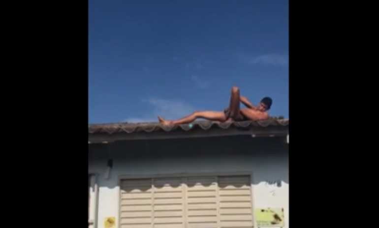 Preso do semiaberto atira contra a polícia e tenta fugir pelado pelo telhado de casa - Imagem: Reprodução