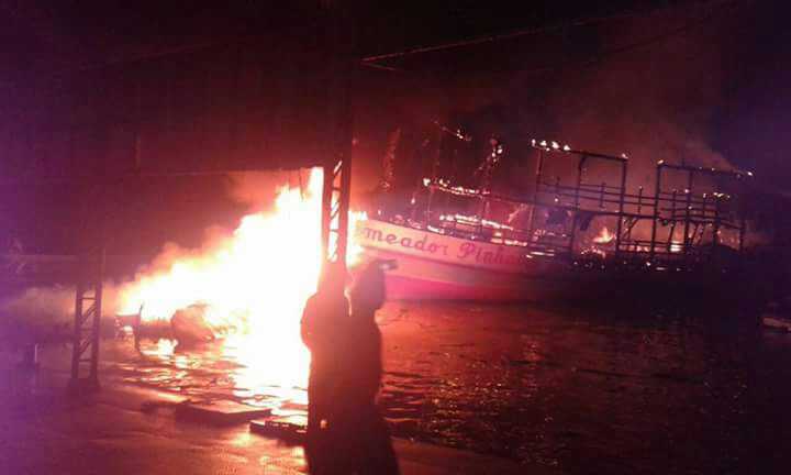 Explosão de Pontão de Combustível incendeia embarcações / Divulgação via Whatsapp