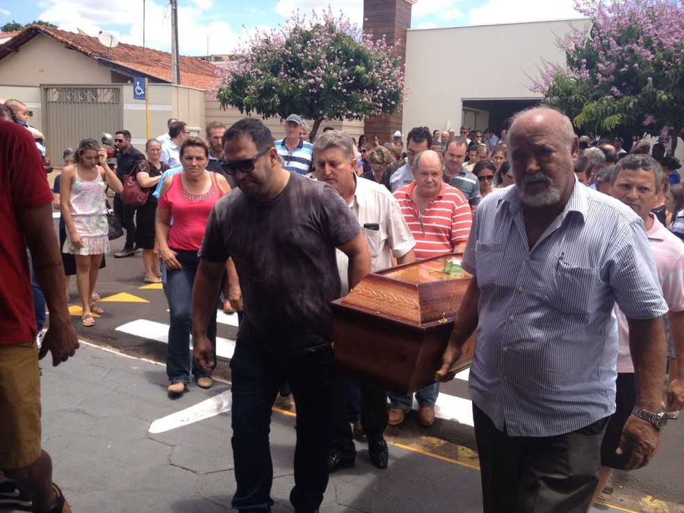 Corpo de Kelly Cadamuru foi levado do velório para o cemitério de Guapiaçu (Foto: Heloísa Casonato/G1)