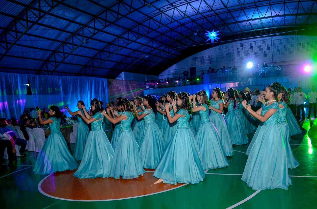 Prefeitura de Figueiredo realiza baile de debutantes para mais de 100 adolescentes do município / Foto : Divulgação