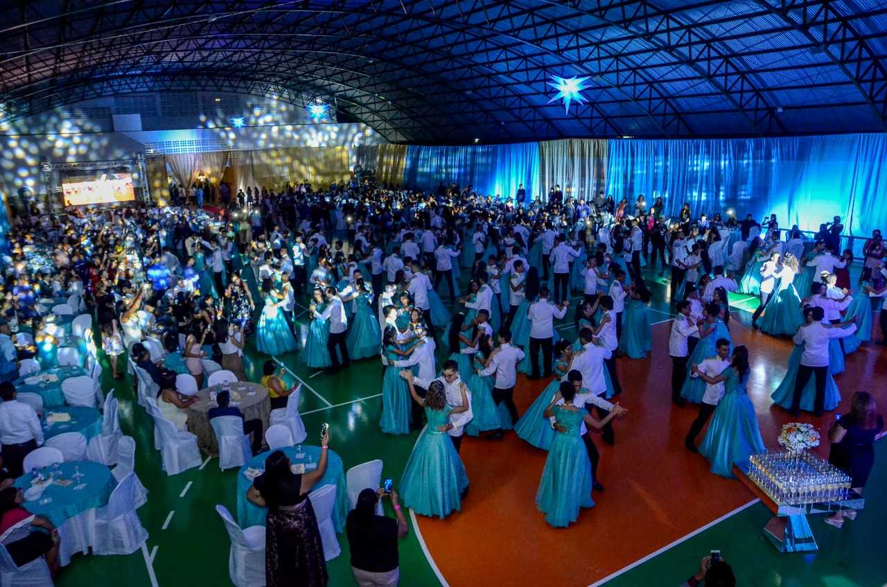 Prefeitura de Figueiredo realiza baile de debutantes para mais de 100 adolescentes do município
