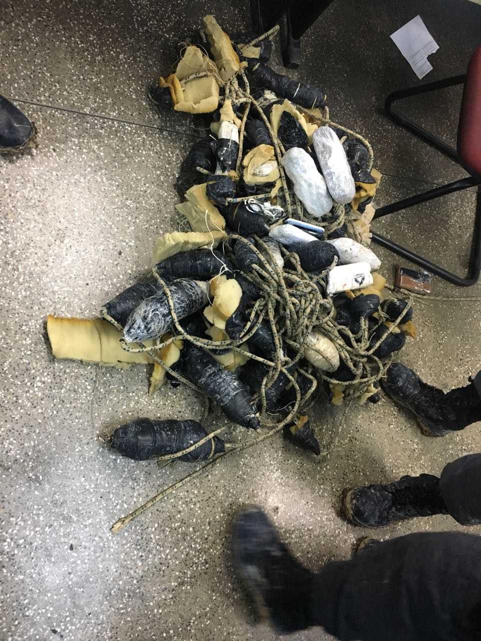 Polícia frustra tentativa de "pesca" de 3kg de drogas, 30 celulares e carregadores em presídio de Manaus - Imagem: Via Whatsapp