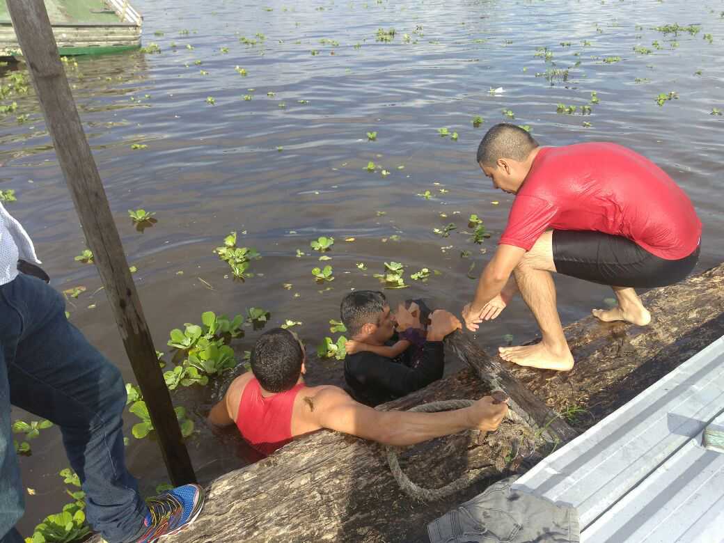 Momento em que os bombeiros retiram o corpo da criança da água. / Foto : Divulgação