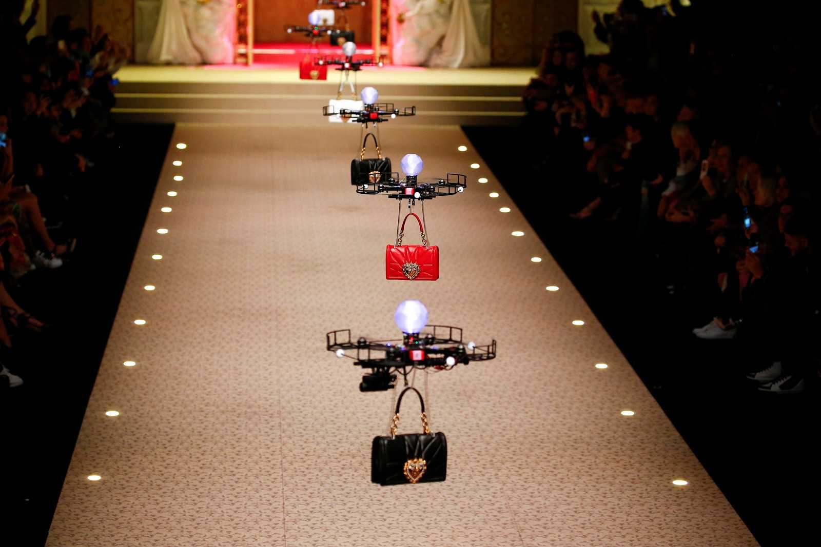  Drones carregam bolsas em desfile de moda em Milão (Foto: Alessandro Garofalo/Reuters)