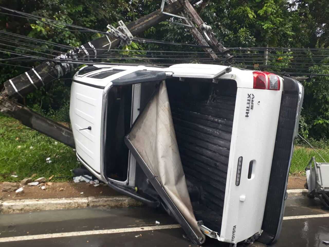 Carro capota durante acidente na Avenida do Turismo em Manaus 1