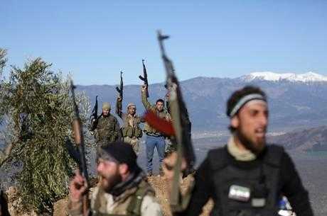 Membros do Exército Livre da Síria apoiam curdos em Afrin / Reuters
