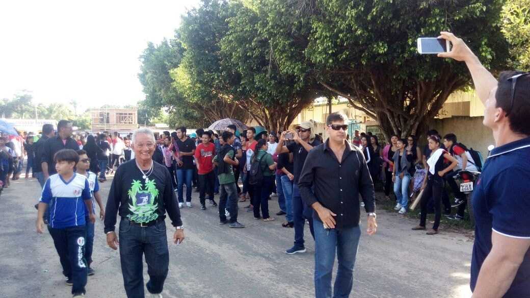 Professores e alunos vão às ruas em Uatumã, cobrar do Governo melhores condições de trabalho / Foto : Divulgação