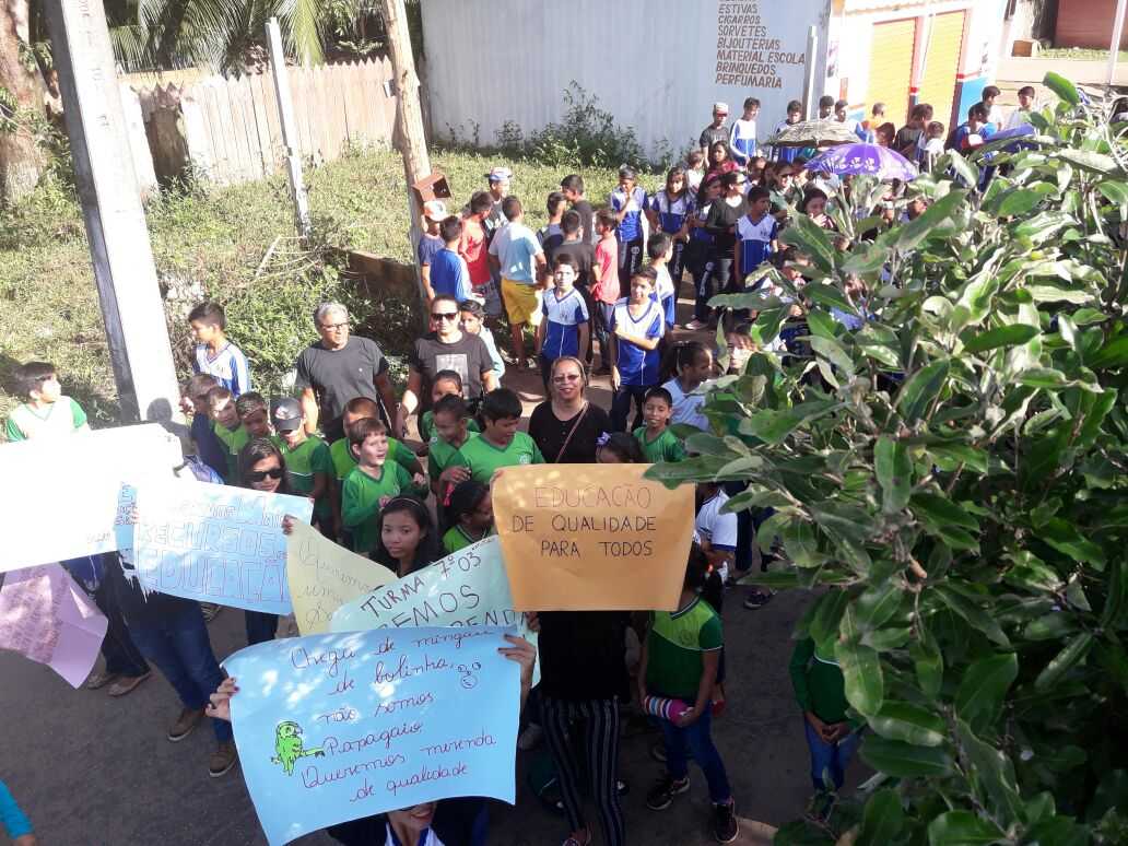 Professores e alunos vão às ruas em Uatumã, cobrar do Governo melhores condições de trabalho / Foto : Divulgação