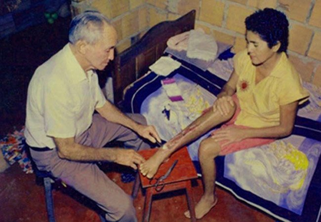 Waldir Viana realizando tratamento em paciente. / Foto : Divulgação