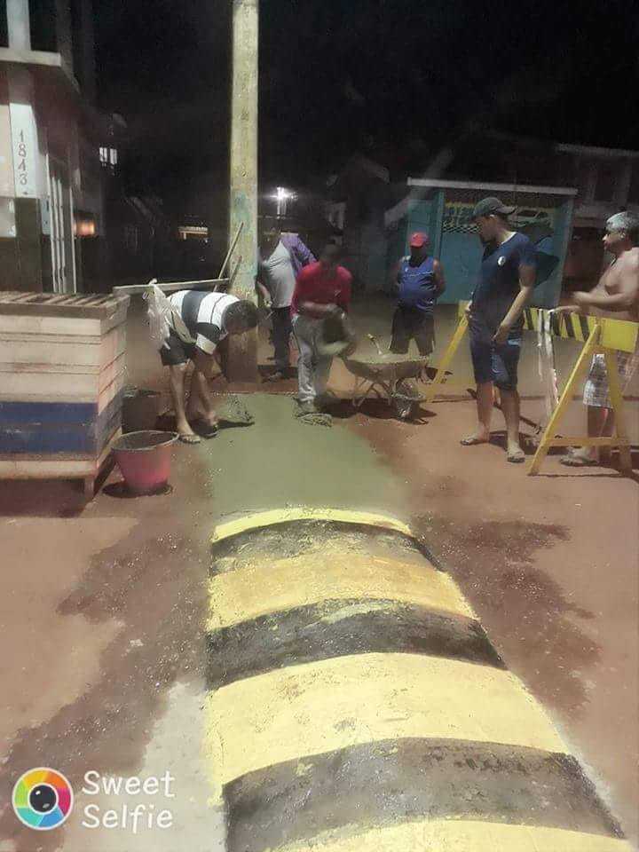  Moradores constroem quebra-molas com recursos próprios em Boca do Acre / Foto : Jansem Almeida