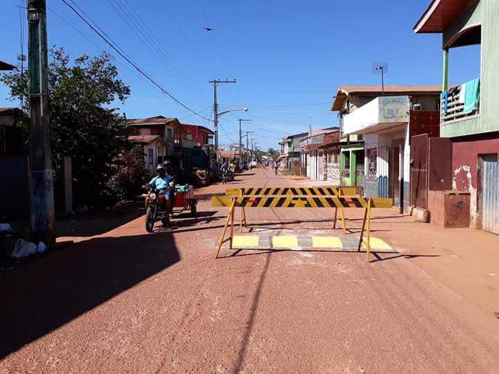  Moradores constroem quebra-molas com recursos próprios em Boca do Acre / Foto : Jansem Almeida