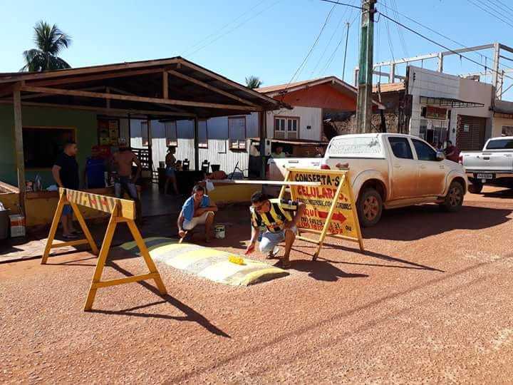  Moradores constroem quebra-molas com recursos próprios em Boca do Acre / Foto : Jansem Almeida