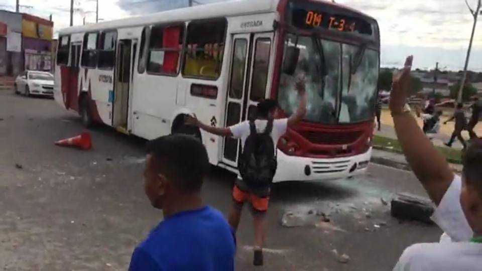 População revoltada quebra e incendeia dezenas de ônibus no Terminal 4, na zona Leste de Manaus
