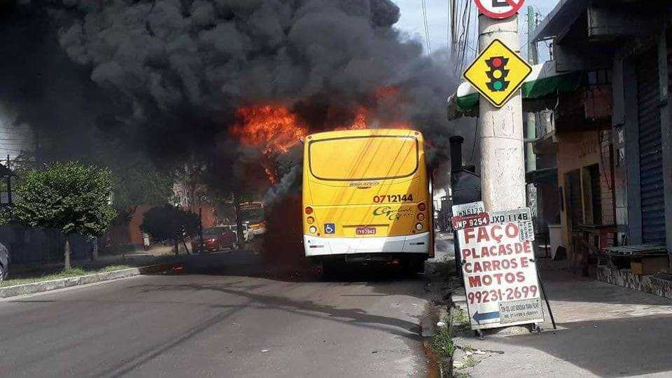 População revoltada quebra e incendeia dezenas de ônibus no Terminal 4, na zona Leste de Manaus