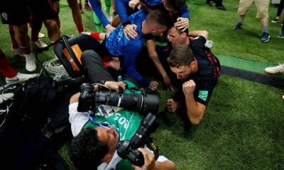 Veja as fotos do fotógrafo "atropelado" pelos jogadores da Croácia / Foto : Yuri Cortez/AFP