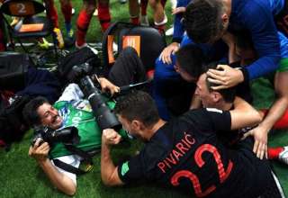 O fotógrafo da agência France Press durante a comemoração do gol que deu a vitória à seleção da Croácia. MICHAEL REGAN (GETTY/FIFA)