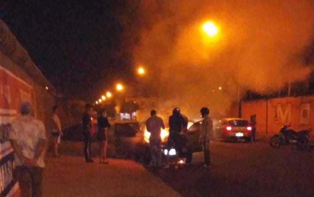 Homem coloca fogo em carro em frente a motel de Itumbiara, Goiás (Foto: Reprodução/TV Anhanguera)