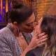 Juliana Paes dá beijo de língua em Tatá Werneck: "Que boca macia"