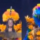 Em desfile de traje típico, Miss Brasil Mayra Dias é ovacionada