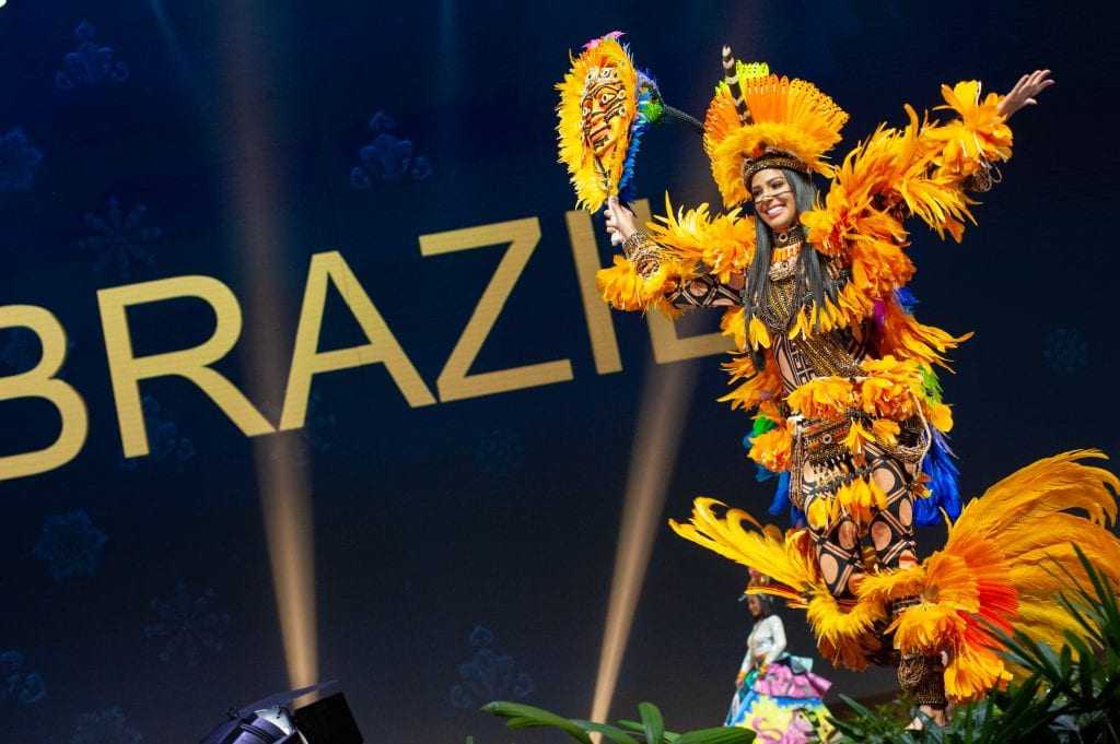A Miss Brasil Mayra Dias é destaque no desfile de trajes típicos, que aconteceu nesta segunda-feira (10). / Foto: Divulgação/Miss Universe