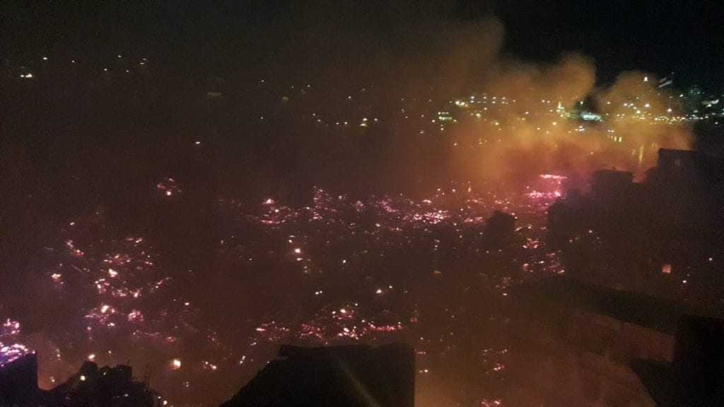 Segundo a Defesa Civil, cerca de 400 casas foram atingidas pelo fogo. / Foto: Divulgação/Twitter