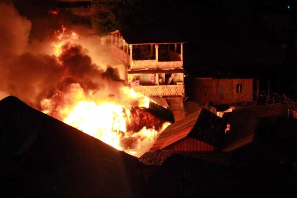 Terror: Dezenas de casas são atingidas em incêndio no Educandos, em Manaus