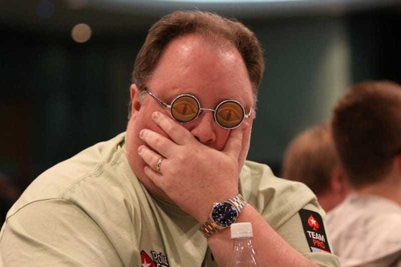 Foto por Pokerstars/Divulgação “Greg 'Fossilman' Raymer e seus óculos característicos”