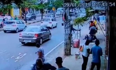 Vídeo: PM tenta apartar briga, leva facada e atira em agressor