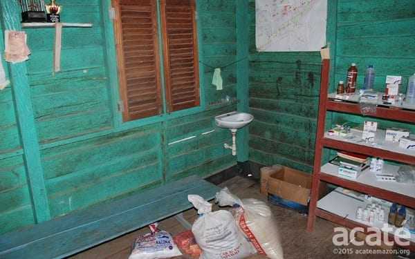 Clínica em aldeia Matsés. Os Matsés usam tanto a medicina tradicional como a ocidental, mas suprir e manter as clínicas remotas é difícil. Foto: Acaté.