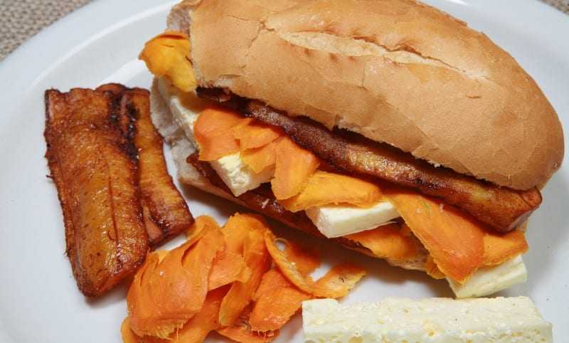 O nosso X-Caboquinho é "Trata-se de um irresistível sanduíche com recheio de lascas de tucumã e queijo coalho". / Foto: Reprodução