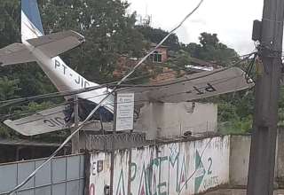Avião de pequeno porte cai em Belém, nesta quarta-feira (13) — Foto: Reprodução / TV Liberal