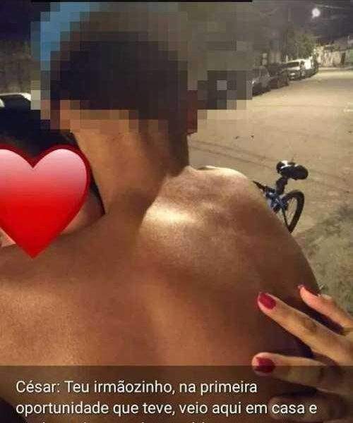 Jovem vaza foto íntima de namorada para amigos e ela pra se vingar, pega todos eles em vingança