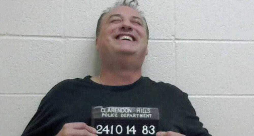 Ganhador de loteria é preso após despejar 10 toneladas de bosta na propriedade do ex-chefe... Será?