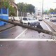 Carro derruba poste elétrico após colisão, na Zona Centro-Sul de Manaus