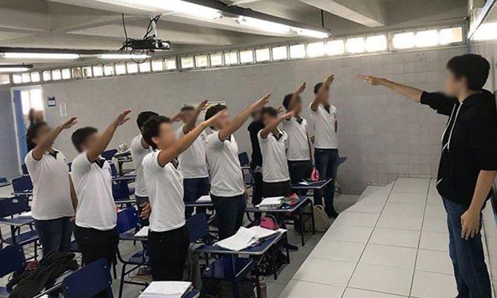 Estudantes fazem saudação nazista em sala de aula de escola particular no Recife e postam imagem nas redes sociais — Foto: Reprodução/Redes sociai