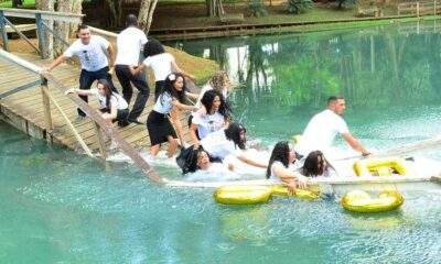 QUEDA, PENOSO! Formandos de pedagogia caem em lago após ponte quebrar por conta do peso. Assista!