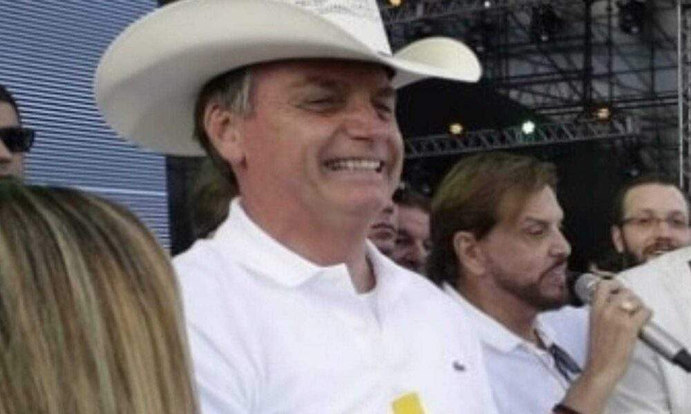 Bolsonaro joga chapéu do Valdemiro de peruada pra galera e pastor pira