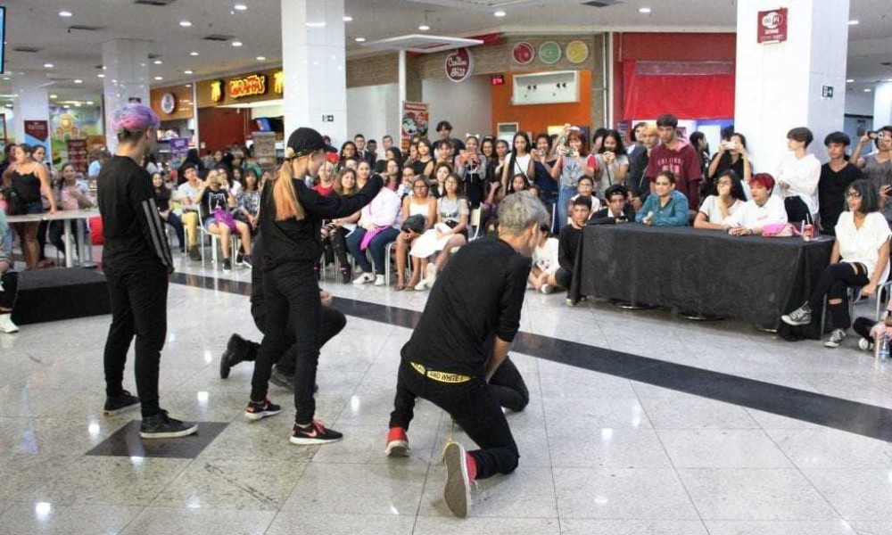 Encontro de k-pop acontece no Plaza Shopping em comemoração aos 6 anos de BTS