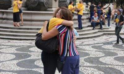 Distribuição de abraços no Largo de São Sebastião chama atenção para prevenção ao suicídio