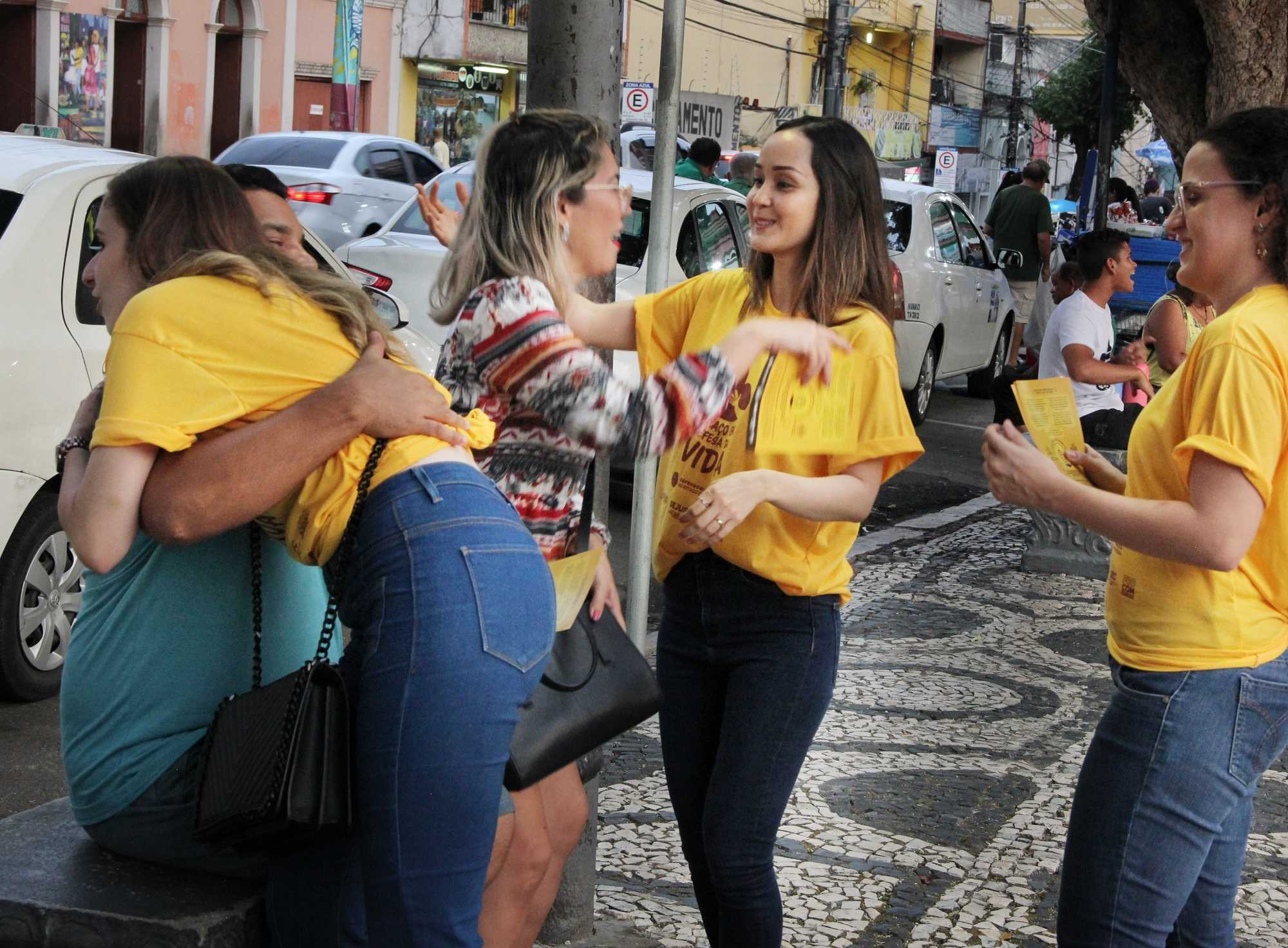 Distribuição de abraços no Largo de São Sebastião chama atenção para prevenção ao suicídio / Foto   :Divulgação/DPE-AM