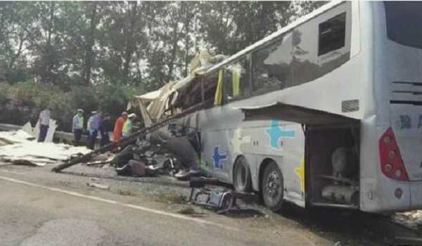 Ônibus com 69 pessoas a borda, entra na contra mão e se choca contra um caminhão que viajavam outras 3 pessoas